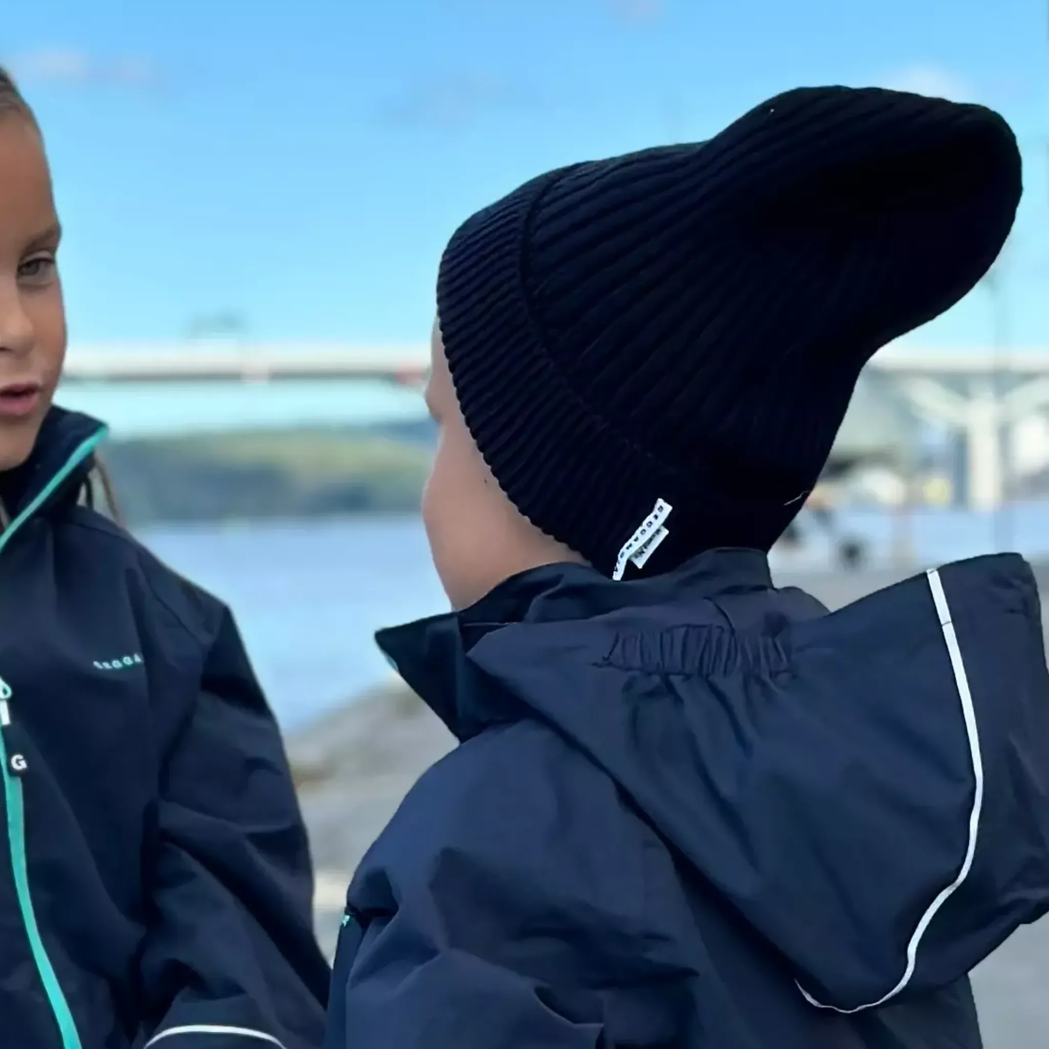 Barn Geggamoja Vintermössor<Stickad mössa Mamma Mu och Kråkan Blå