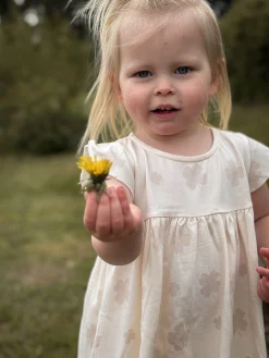 Barn Geggamoja Bambukläder<Volangklänning Bambu Klöver Beige